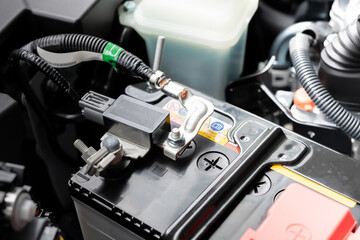 新車のエンジンルーム