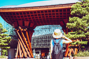 石川県金沢を観光する女性イメージ