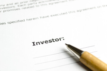 Woord Investor with wooden pen