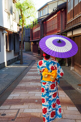 Fototapeta premium 金沢 ひがし茶屋街と着物姿の女性