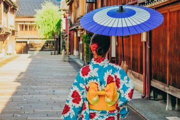 Fototapeta premium 金沢 ひがし茶屋街と着物姿の女性