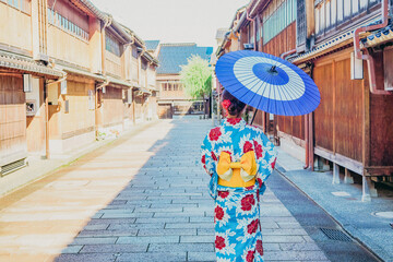 Fototapeta premium 金沢 ひがし茶屋街と着物姿の女性