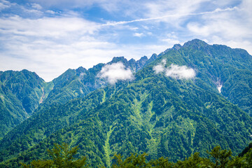 富山県中新川郡上市町の中山から立山の剱岳を望む登山をしている風景 A...