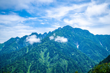 富山県中新川郡上市町の中山から立山の剱岳を望む登山をしている風景 A view of mountain climbing with a view of Tsurugidake in Tateyama from Nakayama in Kamiichi Town, Nakashinagawa County, Toyama Prefecture.