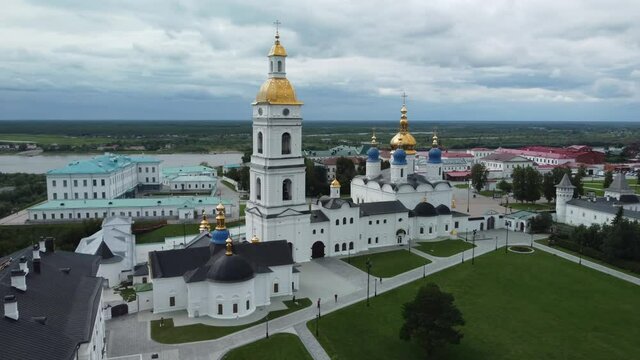 The camera turns around the historic center of the city - the Kremlin. Here you can see the temple, the bell tower, museums and the square
