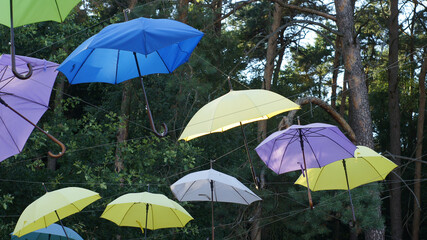 Obraz na płótnie Canvas podwieszone kolorowe parasole
