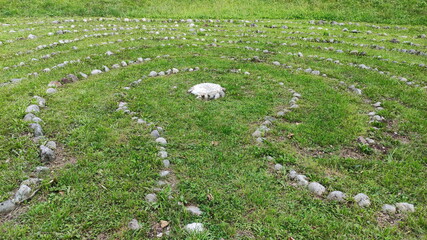 Mittelpunkt Steinlabyrinth im Gras