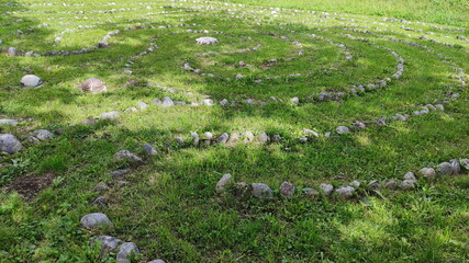 Steinlabyrinth auf Sommerwiese
