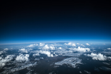 Fototapeta na wymiar Wolkenlandschaft aus Flugzeug Cockpit