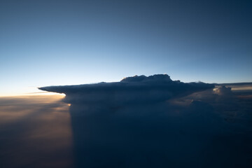 Fototapeta premium Wolkenlandschaft aus Flugzeug Cockpit