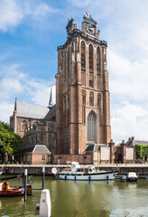 Fototapeta na wymiar Grote Kerk und Stadtansicht Dordrecht, Niederlande
