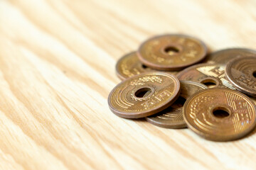 穴のあいた五円玉のクローズアップ