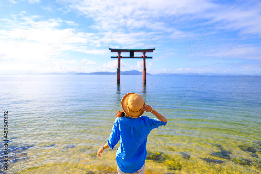 Sticker 湖と鳥居を見つめる女性旅行者