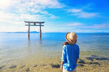 Foto op Canvas 湖と鳥居を見つめる女性旅行者 © beeboys
