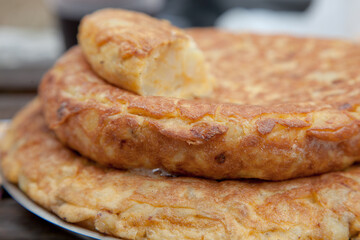 Elaboración de tortilla de patatas para el concurso gastronómico de la Aste Nagusia (Semana Grande) de Bilbao.