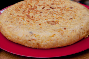 Elaboración de tortilla de patatas para el concurso gastronómico de la Aste Nagusia (Semana Grande) de Bilbao.