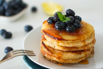 kanadische Pancakes mit Ahornsirup und Blaubeeren