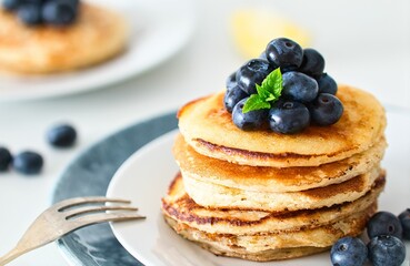 kanadische Pancakes mit frischen Blaubeeren - obrazy, fototapety, plakaty