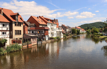 Fototapeta na wymiar Romantisches Eschwege; Werra in Brückenhausen mit Großem Leuchtberg im Hintergrund
