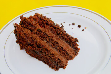 Delicioso trozo de tarta de chocolate. Un trozo de bizcocho de chocolate suave y esponjoso, listo para comer.