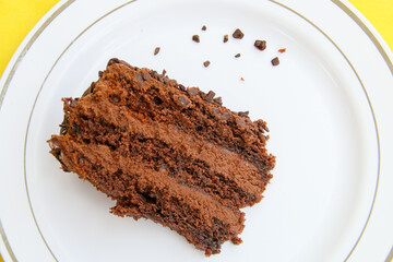 Delicioso trozo de tarta de chocolate. Un trozo de bizcocho de chocolate suave y esponjoso, listo para comer.