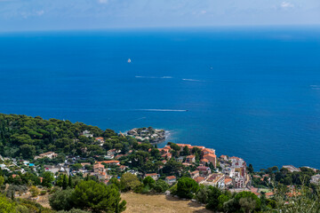 Fototapeta na wymiar Côte méditerranéenne entre La Turbie et Nice sur la Côte d'Azur en France.