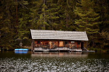Obraz premium wilderness wooden house by a lake in the mountains