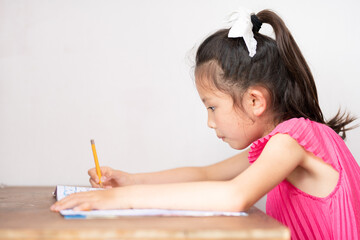 勉強をする少女