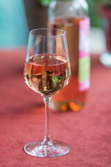 Rosewein auf dem Balkon