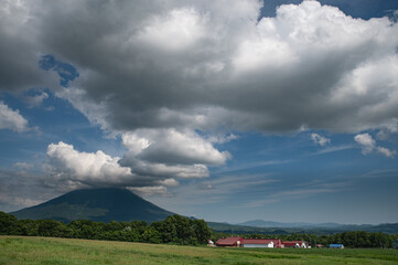 夏雲かかる羊蹄山の風景