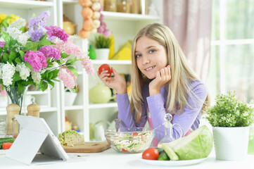 Obraz na płótnie Canvas Cute girl preparing fresh salad