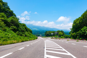 妙高山を見晴らす長野県と新潟県の県境付近の国道18号線