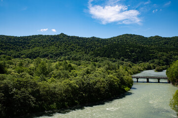 Fototapeta premium 夏の夕張川のある風景