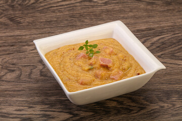 Peas cream soup with smoked ribs