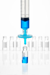 Filtro para micro partículas em seringa com líquido azul