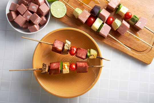 Cubos de mortadela em espeto de madeira, visto de cima