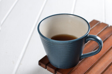 Obraz na płótnie Canvas Tea in a blue cup on a white background