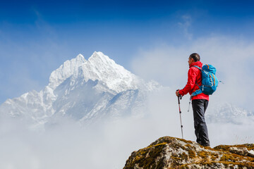 Wandelen in de bergen van de Himalaya. Reizen sport levensstijl concept