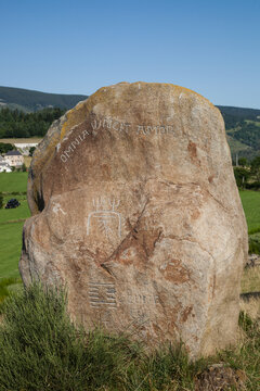 Menhir grav&eacute; de l'inscription latine omnia vincit  amor et de signes symboliques