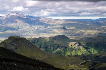 Obraz na płótnie Canvas Fimmvörðuháls Hike - descending to Thorsmork (Þórsmörk)