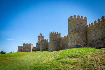 Fototapeta na wymiar Vista panorámica de la histórica ciudad de Ávila desde el Mirador de Cuatro Postes, España, con sus famosas murallas medievales. Patrimonio Mundial de la UNESCO. 