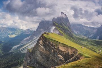 pochmurne niebo nad Seceda Doloimty Alpy  - obrazy, fototapety, plakaty