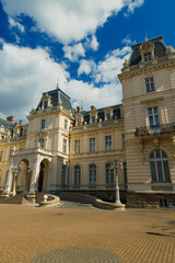Fototapeta premium Austrian touristic heritage site for sightseeing vertical photography of palace architecture object and square near for it