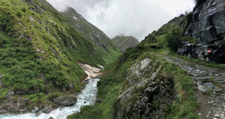 Fototapeta na wymiar Iseltrail Hochgebirgs-Etappe: Wanderung zur Clarahütte