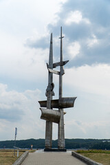 pomnik w Gdyni z chmurami w tle