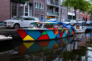 Fototapeta na wymiar Coloured Boat in Amsterdam