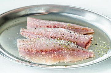 塩コショウしたアジの切り身