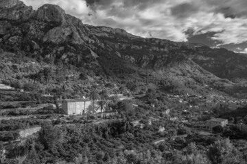Berge mit Haus in einem Tal in der Tramuntana auf Mallorca