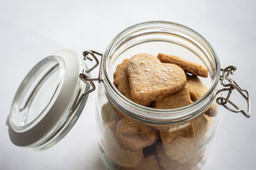 Galleta con forma de corazón en un recipiente de cristal