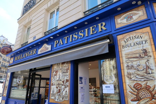 Devanture / façade d'une boulangerie - pâtisserie à l'ancienne à Paris – mai 2021 (France)